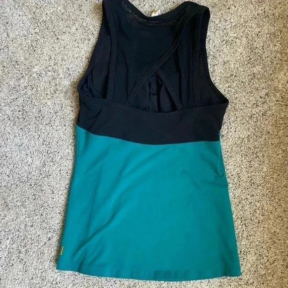 Lucy size small sleeveless work out top with built in bra with removable pads - Picture 2 of 6